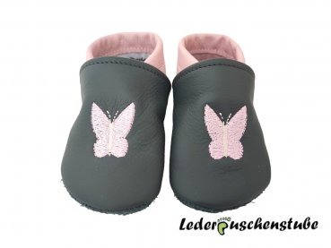 Lederpuschen anthrazit-rosa mit Stickerei Schmetterling rosa-creme Lederpuschenstube